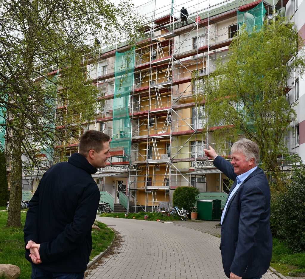 Links ist noch das Baugerüst für die Sanierung der Außenfassade und rechts ist schon ein Teil der fertigen Sanierung zu sehen.