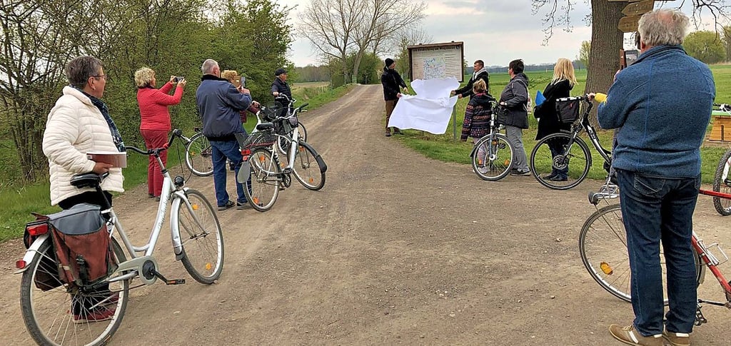 Nach einer Radsternfahrt wurde zwischen Zöschen und Zweimen ein touristisches Schild enthüllt.