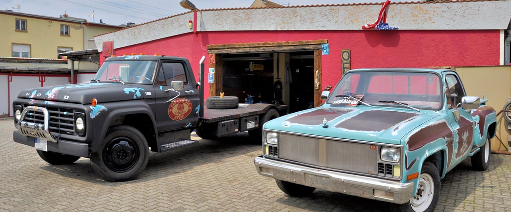 Jahrelang stand die Kaufhalle leer. Dann räumte Tommes Heil von der ?Cars and Vintage Crew? die Regale raus und machte Platz für seine Fahrzeuge ? vor allem US-Pick-ups.