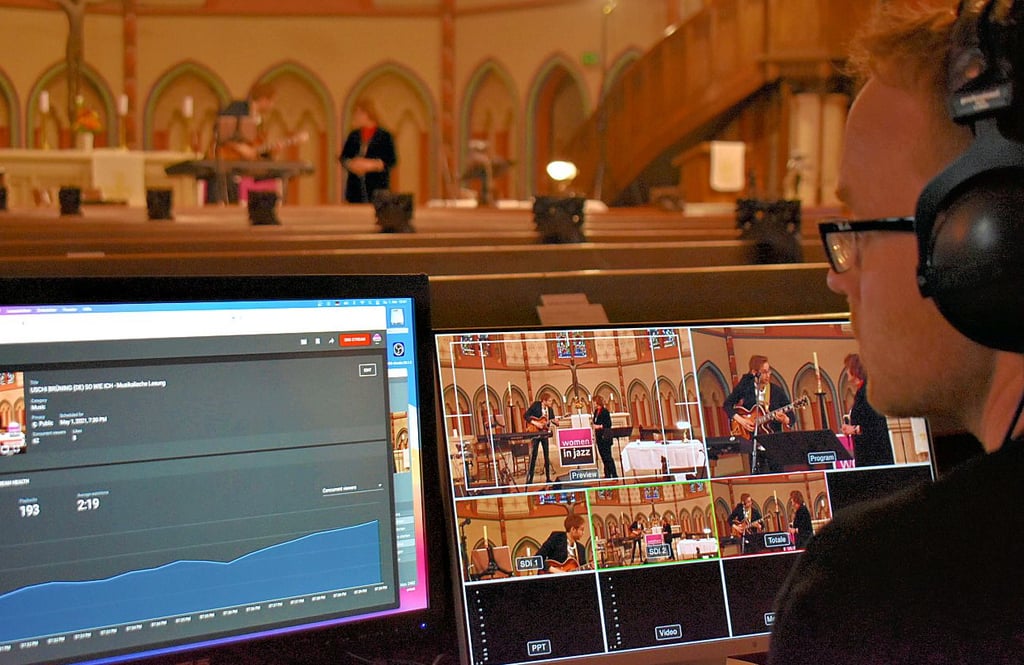 Tontechniker Christoph Behling (Foto) sorgt gemeinsam mit Benjamin Mühlmann dafür, dass das Konzert im Livestream übertragen wird.