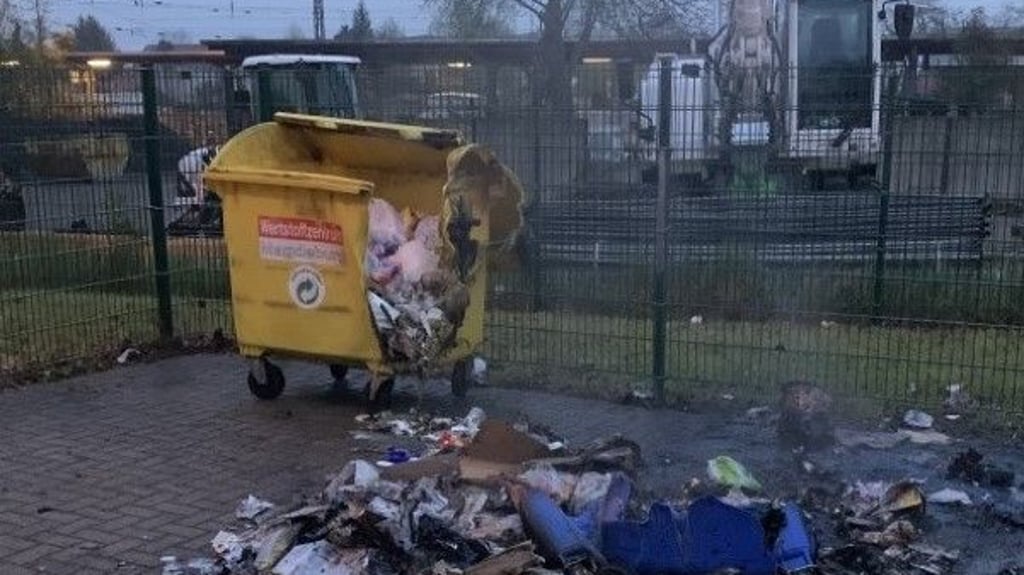 Zwei Mülltonnen brannten am Sonntagmorgen in Wolmirstedt.