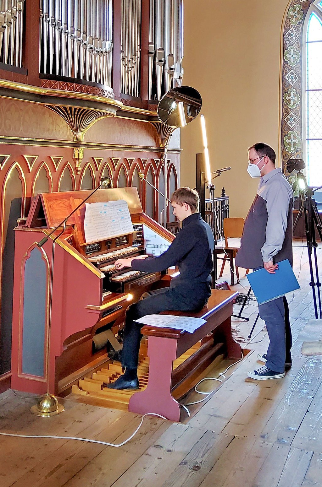 Christian Baufeld spielt seinem Lehrer Christopher Lichtenstein Stadtpfarrkirche Bad Liebenwerda vor.