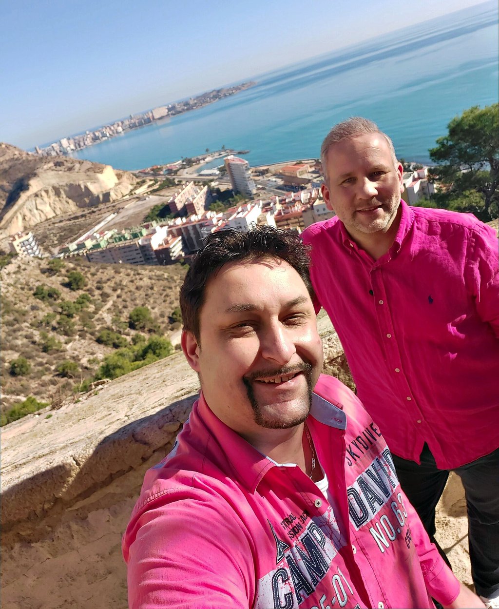 Der Trebitzer Denny Schönemann mit MDR-Moderator Marc Neblung beim Dreh im spanischen Alicante.