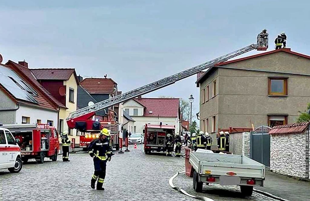 Am Sonntagmittag war die Feuerwehr Elbe-Parey rund zwei Stunden bei einem Schornsteinbrand in Parey im Einsatz.