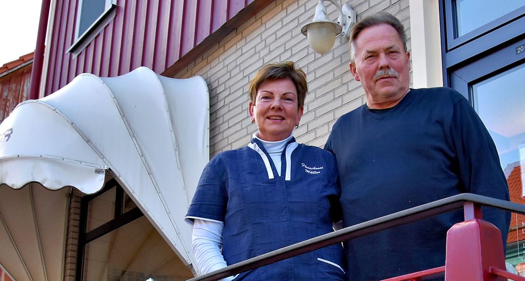 Karin und Harald Müller betreiben die gleichnamige Fleischerei in Elbingerode. Ihr Mitarbeiter Reza Nighadari wurde in sein Heimatland Iran abgeschoben. Nun hoffen sie, dass er zurückkehren kann.