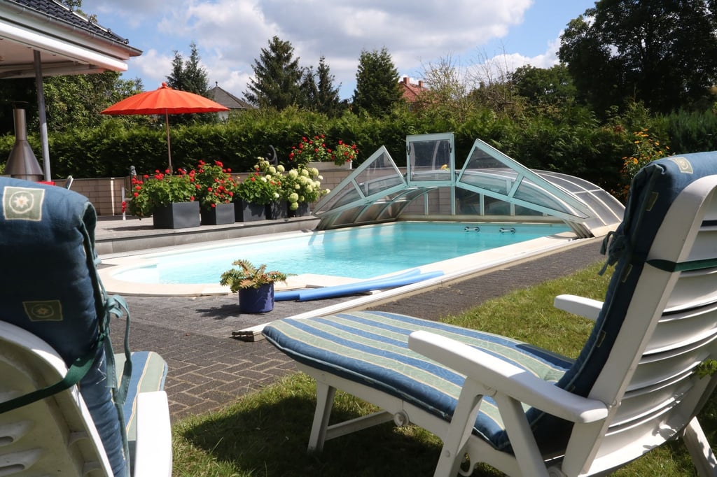 An einen mit Glas ueberdachten Swimmingpool können andere rechtliche Anforderungen gestellt werden, als an einen Pool ohne Dach.