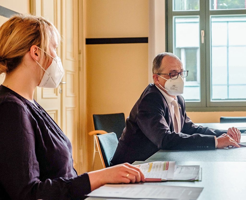 Amtsärztin Isabel Geißler und Vizelandrat Jörg Hartmann bei der Pressekonferenz der Kreisverwaltung am Freitag.