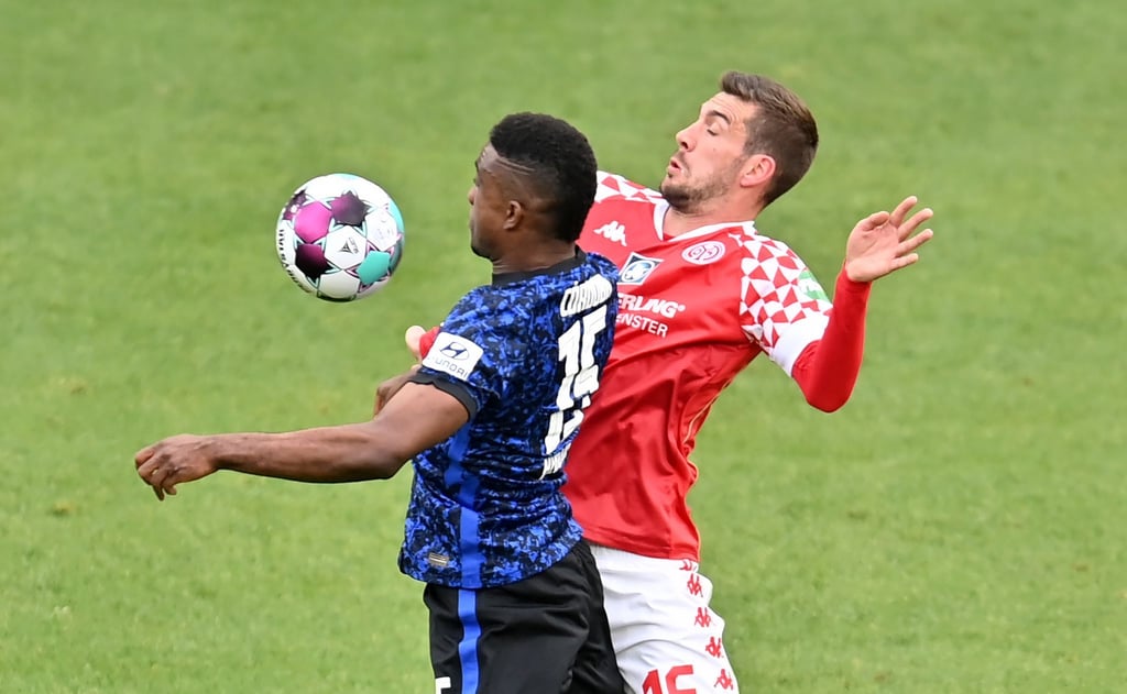 Herthas Jhon Córdoba (l) in Aktion gegen den Mainzer Stefan Bell.