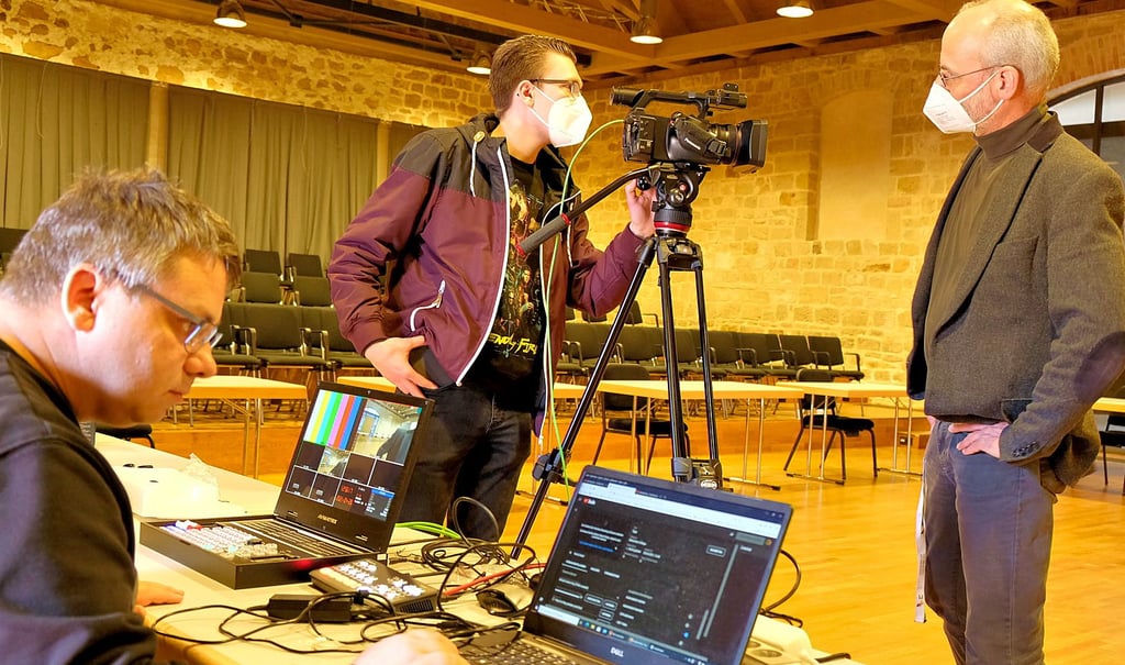 Während Sebastian Hösel die Software installiert, erläutert Guido Reuter dem Direktor der Landesmusikakademie am Kloster Michelstein, Peter Grunwald (von links), die neue Kameratechnik, um künftig Veranstaltungen in der Musikscheune via Livestream im Internet übertragen zu können.