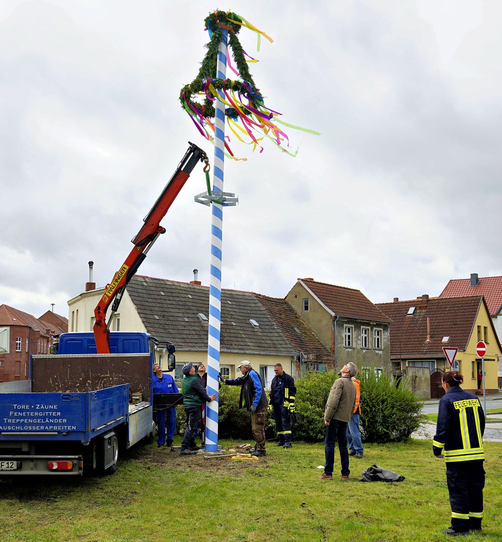 Der Maibaum steht: Zum sechsten Mal in Folge kündigt der verzierte Telegrafenmast die grüne Jahreszeit an.