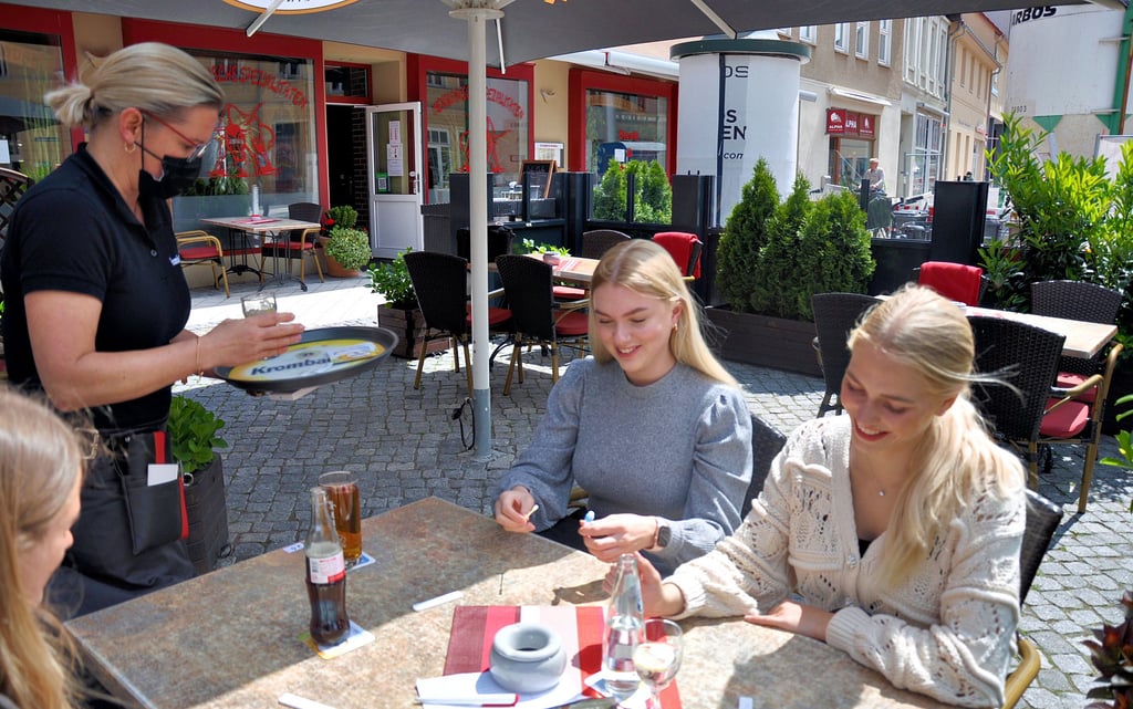 Im Steakhouse „Mendoza“ in Stendal freuen sich drei Mädels darüber, dass sie wieder entspannt zusammen essen gehen können. Zuvor haben sie sich vor Ort selbst auf Corona getestet.