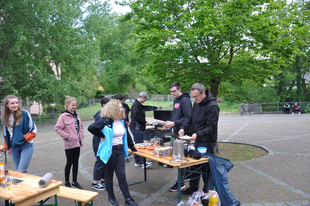 Beim Grillabend werden neue Ideen für das Projekt "Jugend und Kommune" gesammelt.