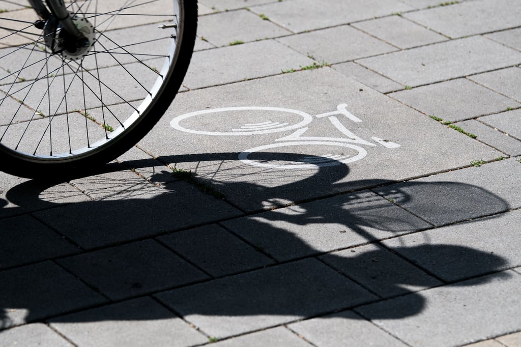 Als eine 39-jährige Frau einen Parkplatz verlassen will, übersieht sie ein 10-jähriges Mädchen auf ihrem Fahrrad. Das Kind verletzte sich leicht.