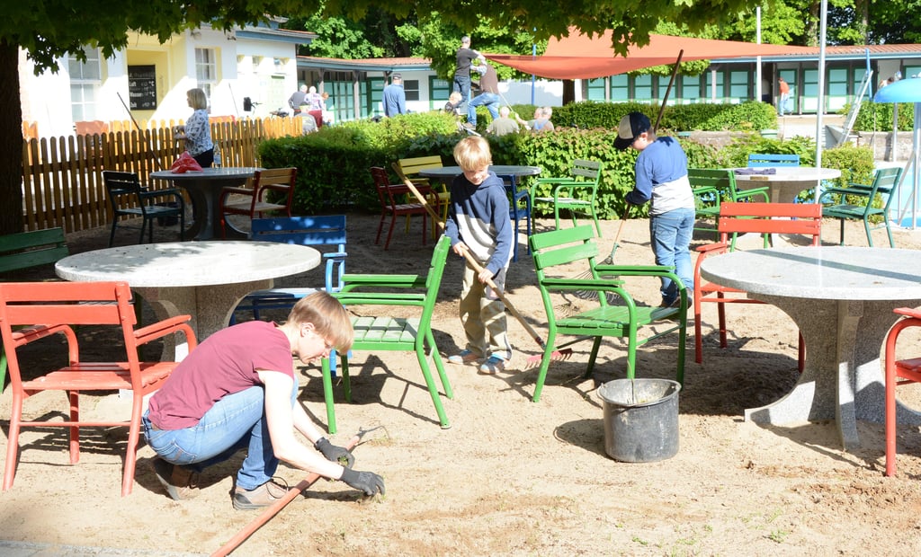 Die Resonanz auf den Arbeitseinsatz am Freitag war wieder groß. Auch jüngere Badfreunde halfen beim Frühjahrsputz mit.