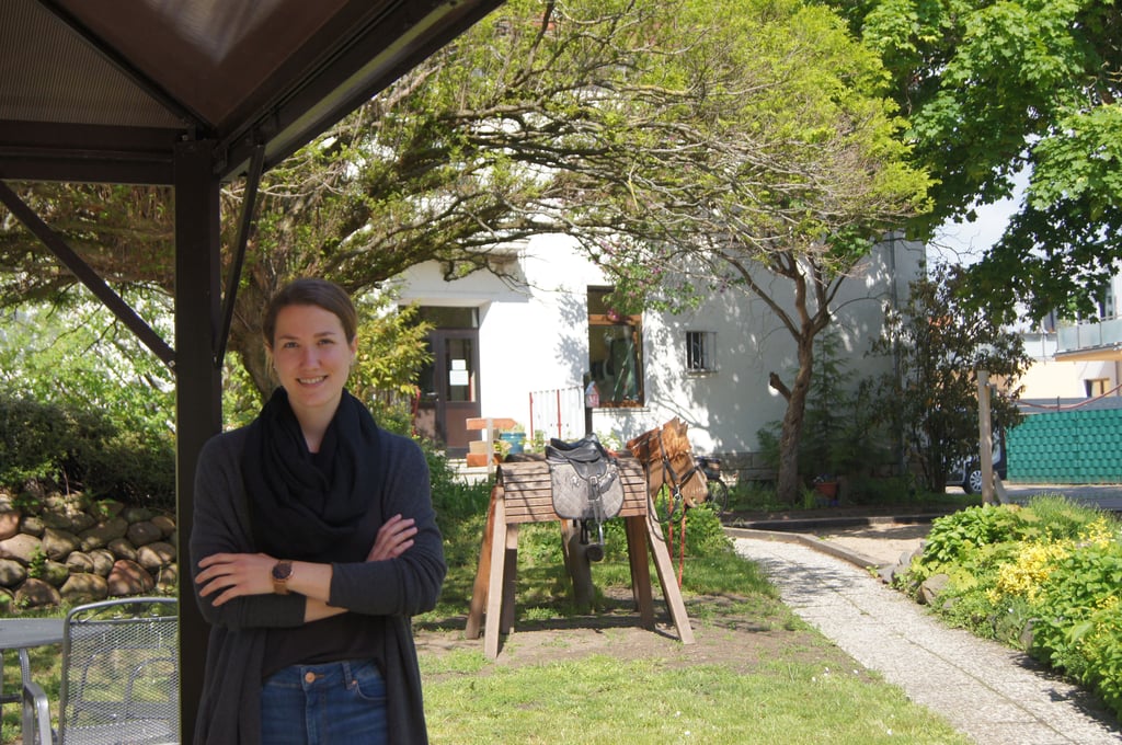 Jillian Eicken holt die Besucher vorm Haus ab.