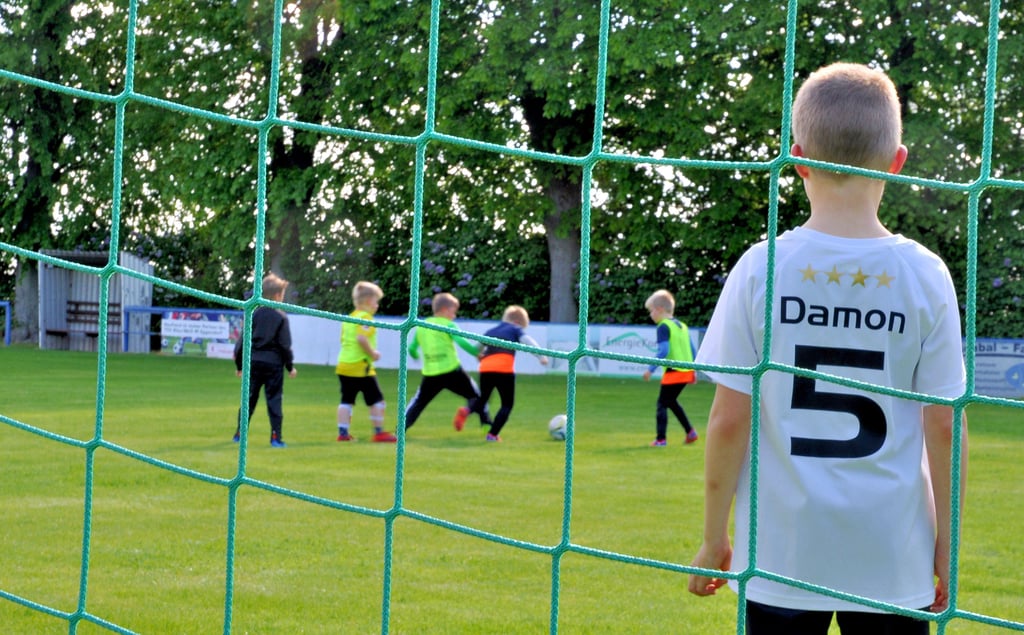 Die F-Jugend vom TSV Blau-Weiss 49 Eggersdorf ist auf dem Weg zu alter Form, nachdem sie viele Wochen Zwangspause hinter sich hat. Die Jungs geben, wie oben im Zweikampf zu sehen, alles.