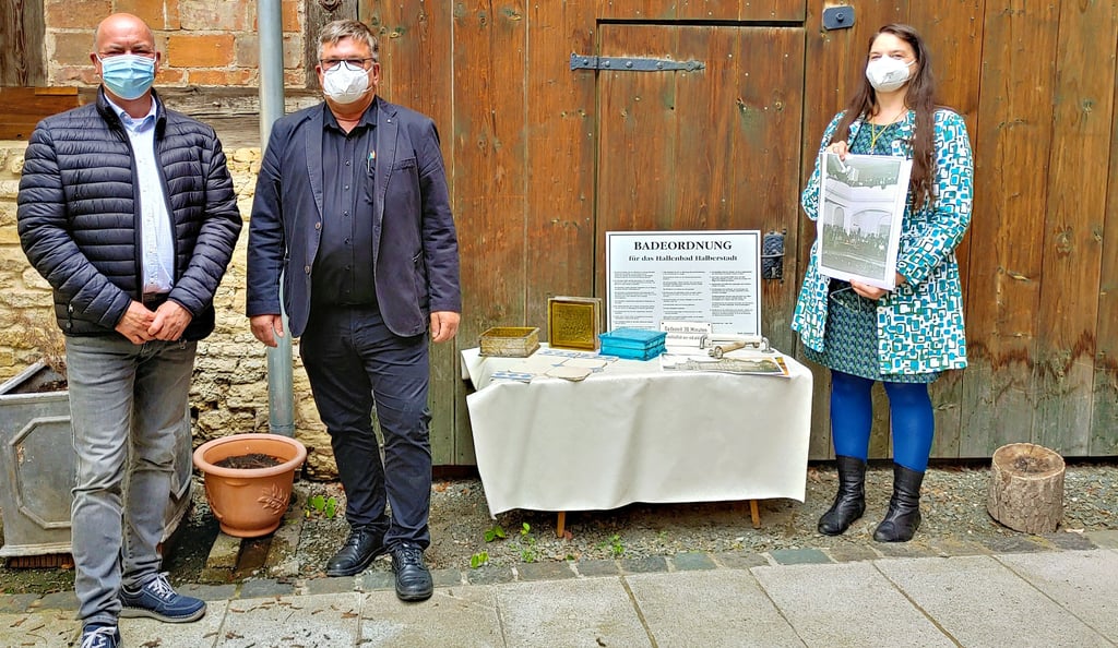 Architekt Jörg Gardzella (Mitte) übergibt die während der Sanierung der alten Badeanstalt geborgenen historischen Gegenstände an Dr. Antje Gornig, Direktorin des Städtischen Museums, und Thomas Rimpler, stellvertretender Bürgermeister.