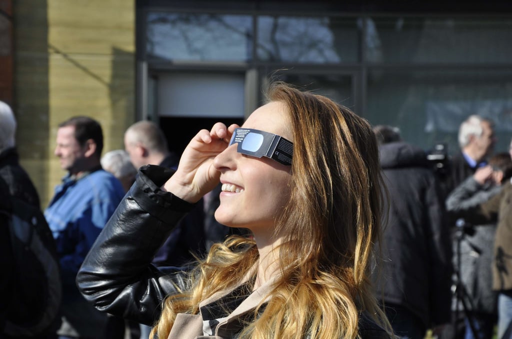 20. März 2015: Sonnenfinsternis über Magdeburg: Hunderte Neugierige pilgerten zur Lukasklause, wo die Astronomische Gesellschaft Magdeburg und das Otto-von-Guericke-Zentrum zum öffentlichen Sofi-Gucken eingeladen hatten.