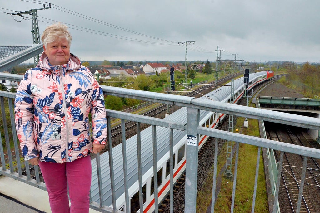 Dicht fahren die Züge am Stendaler Ortsteil Wahrburg vorbei. In einigen Jahren wird der Bereich zur Großbaustelle werden. Ortsbürgermeisterin Carola Radtke ist trotzdem froh, dass die Entscheidung für die Ausbauvariante gefallen ist.