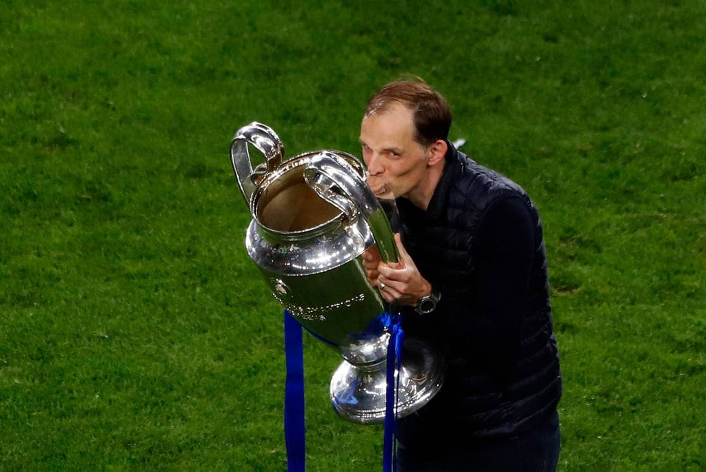 Chelseas Trainer Thomas Tuchel küsst die Trophäe nach dem Sieg im Champions-League-Finale.