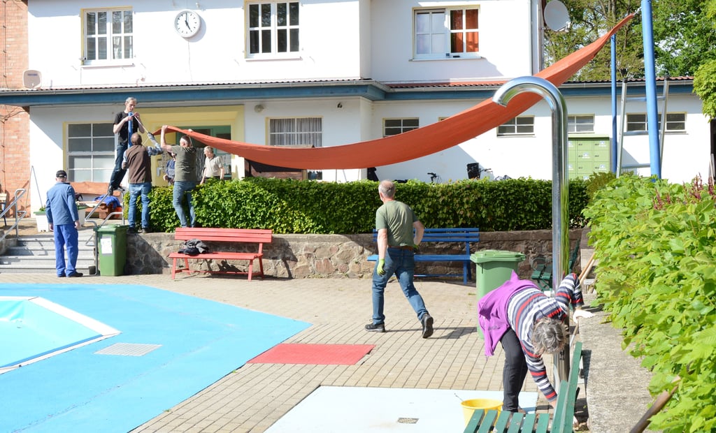 Sonnensegel anbringen, Möbel aufstellen, Volleyballplatz vorbereiten, harken, fegen ... Freitag gab für alle im Waldbad gut zu tun.