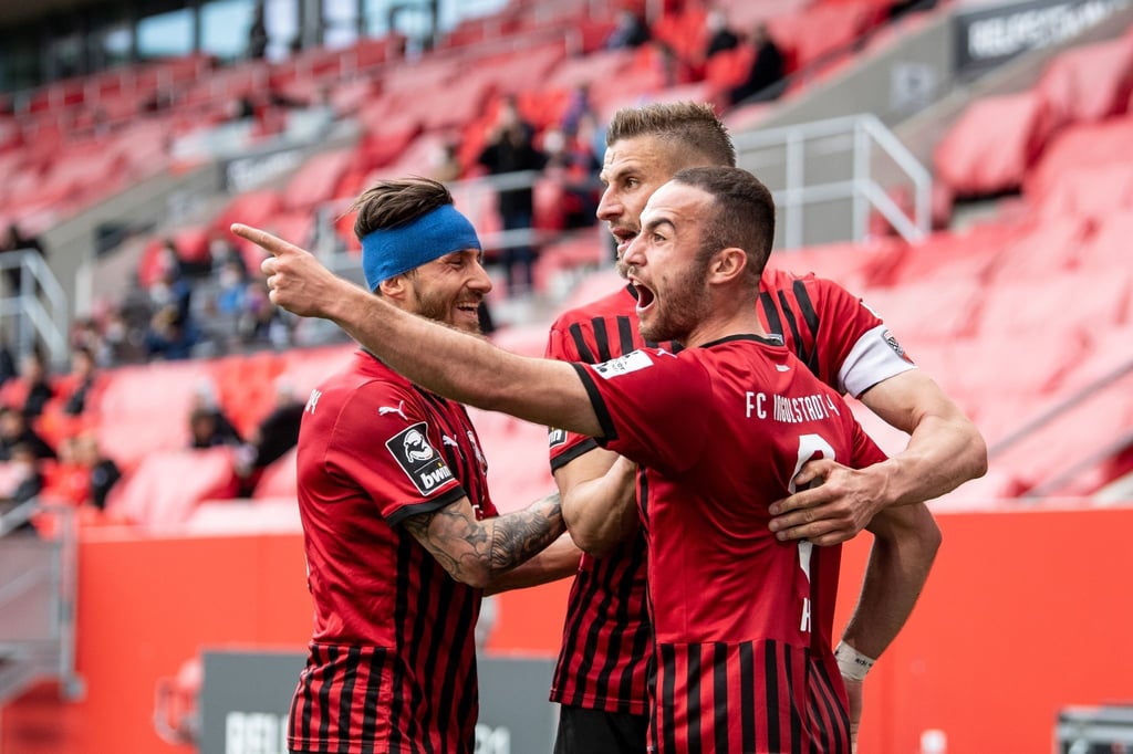 Ingolstadts Robin Krauße (l-r), Stefan Kutschke und Torschütze Fatih Kaya jubeln über den Treffer zum 2:0 im Relegation-Hinspiel.