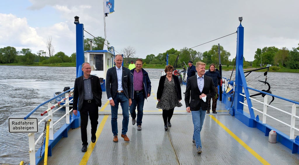 Das Foto zeigt von links Karsten Todte, Andreas Dittmann, Frank Sieweck, Petra Grimm-Benne und Torsten Reinharz.