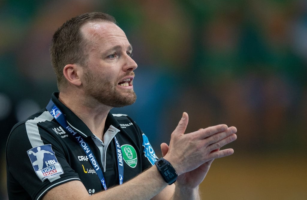 Trainer Andre Haber reagiert an der Seitenlinie.