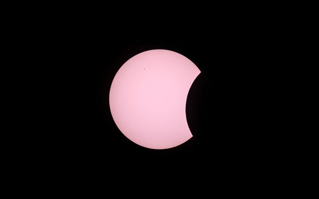 Aufnahme von einer partiellen Sonnenfinsternis, so wie diese auch am 10. Juni 2021 über Magdeburg zu sehen sein wird. Anbei ein Bild von der Sonnenfinsternis 20. März 2015. Aufgenommen mit einem 8 Zoll Spiegelteleskop, Canon 6D, Sonnenfilter von René Neumann. Das Bild zeigt ungefähr den Bedeckungsgrad den wir in Magdeburg bei klarem Himmel am 10. Juni sehen werden.