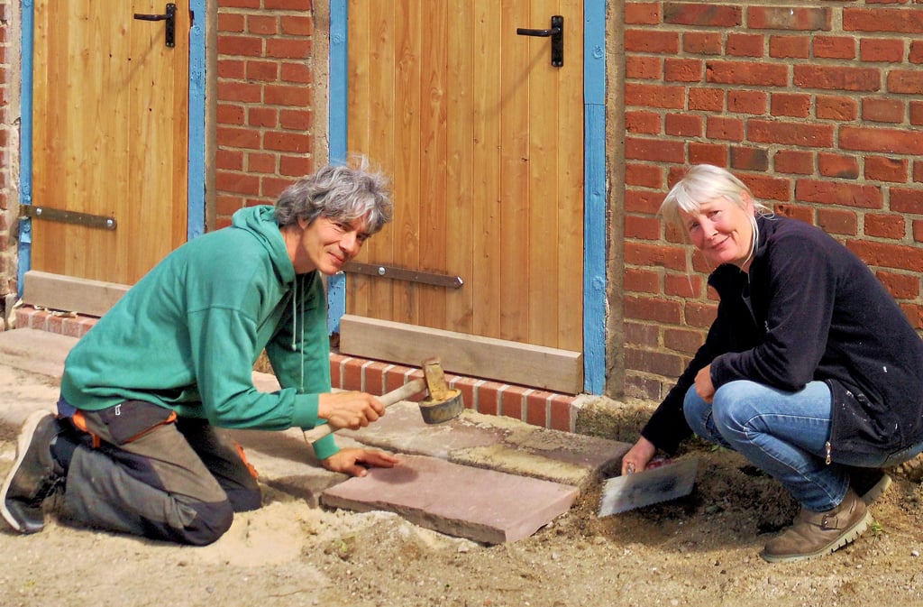 Andreas Chen und Sabine Decker arbeiten an den Außentoiletten des Café Kuckuck.