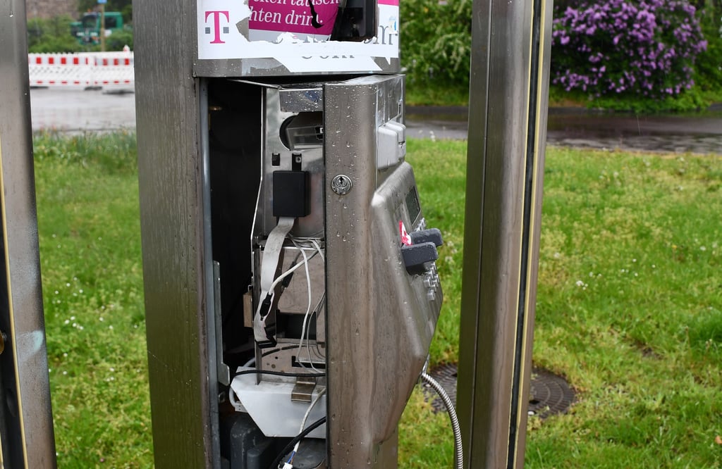 Eine zerstörte Telefonsäule am Petriförder in Magdeburg.