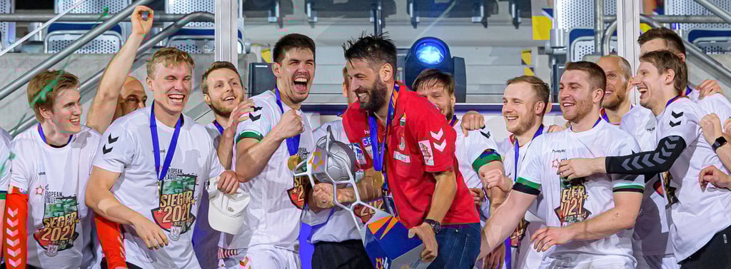 SCM-Trainer Bennet Wiegert feiert mit seinen Spielern ausgiebig den Gewinn der European Handball League.
