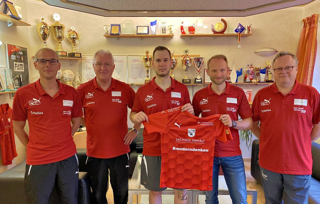 Der SKV Rot Weiß Zerbst, hier Teammanager Martin Herold, SKV-Präsident Lothar Müller (von links) und Trainer Wolfgang Lutz (rechts), präsentiert mit Robert Ernjesi und Marcus Gerdau (Mitte von links) gleich zwei sehr starke Neuzugänge.