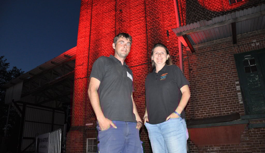 Yvonne Wilke und Marcel Ballerstein vom GVS Genthiner Veranstaltungsservice in Genthin im vergangenen Jahr während der Aktion von „Alarmstufe Rot“. Die Veranstalter haben bei der Umfrage "Zähl dazu" mitgemacht. 