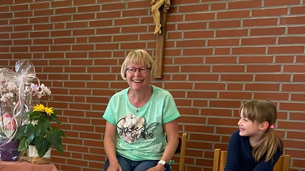Abschied in der Kita "Anna Maria" in Badersleben. Nach 40 Jahren geht Erzieherin Dorit Lindau in den Ruhestand. Neben ihr sitzt Mathilda Friedrich, die sie schrecklich vermissen wird.