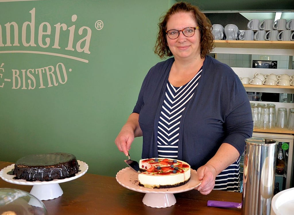 Andrea Thom, Inhaberin des Café-Bistros ?Lavanderia? in Stendal, bietet selbst gebackene Kuchen an.