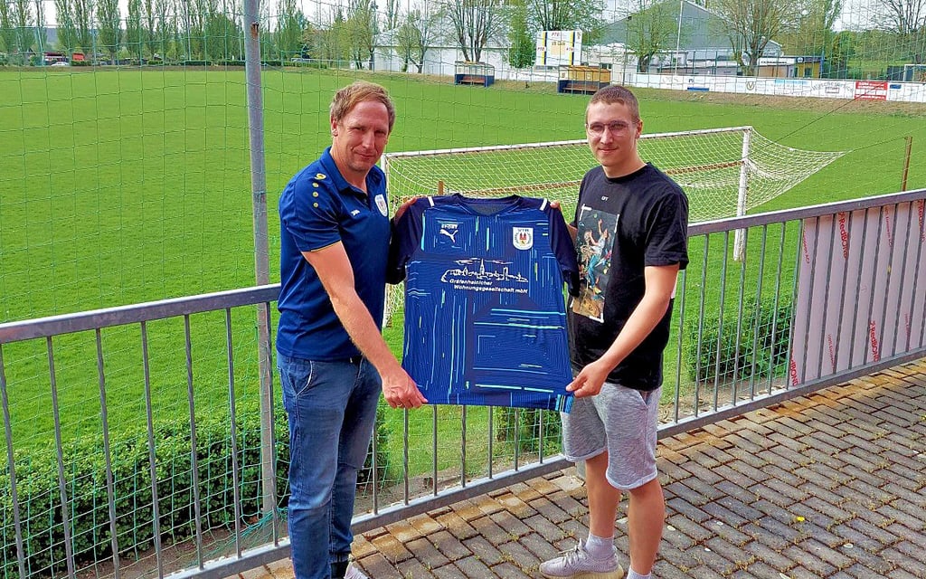 Sportdirektor Steve Schaller (li.) präsentiert Neuzugang Steve Bilau.