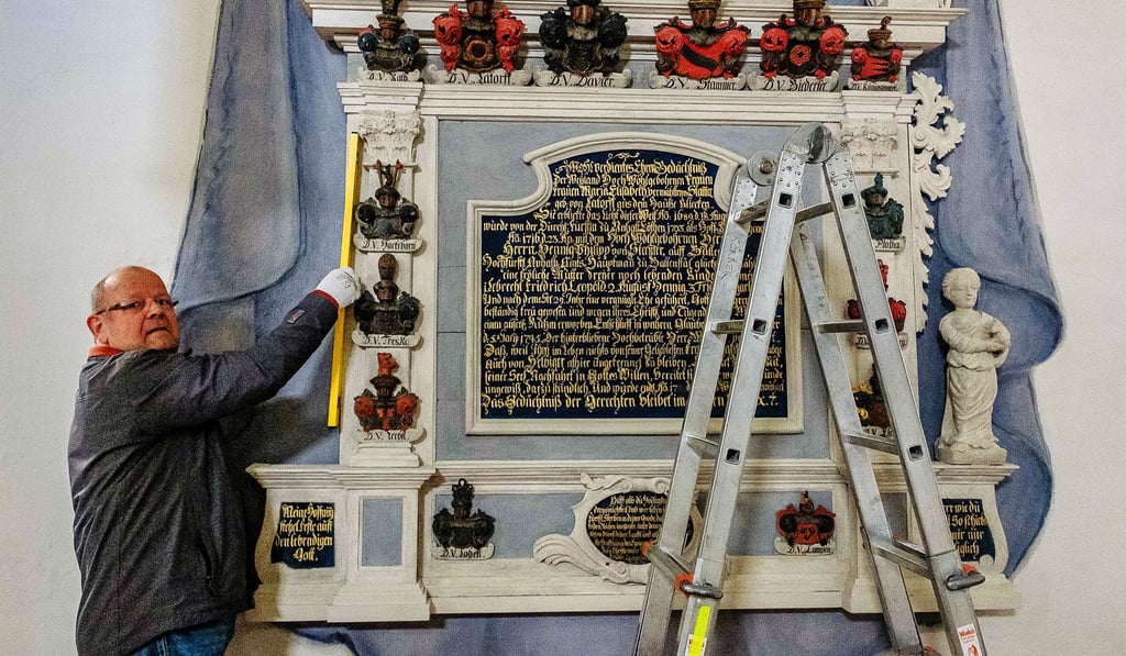 Lutz-Dietrich Bethge, Vorsitzender des Gemeindekirchenrats der Coswiger Kirche St. Nicolai, vorm frisch ummalten Epitaph
