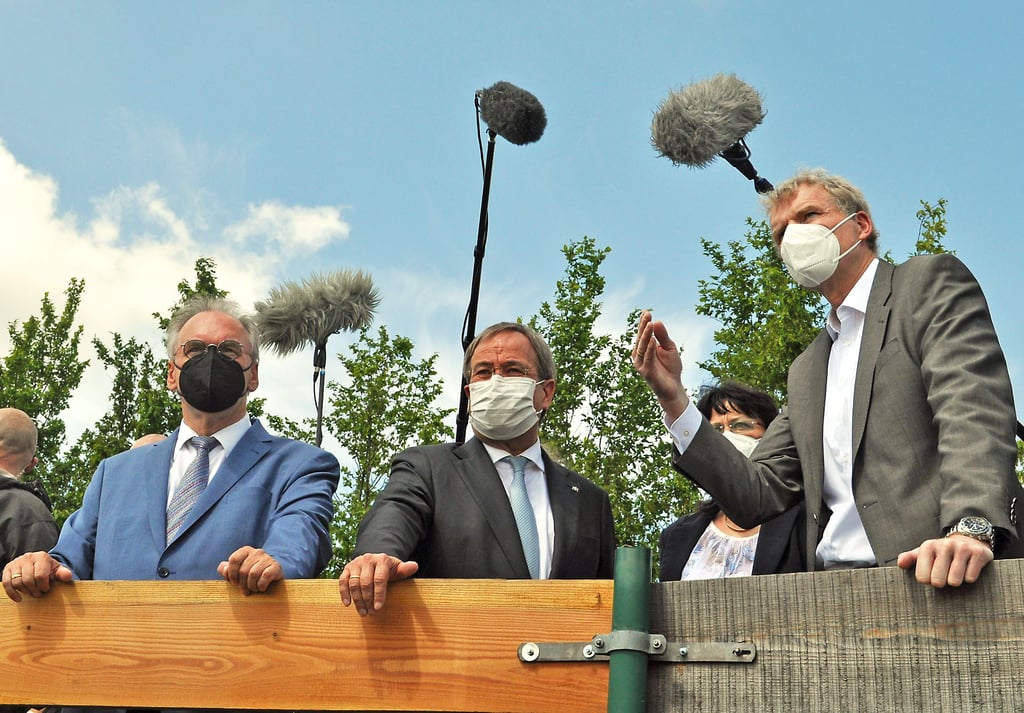 Mibrag-Vorstand Armin Eichholz (rechts) im Dialog mit den Ministerpräsidenten Armin Laschet (Mitte) und Reiner Haseloff.