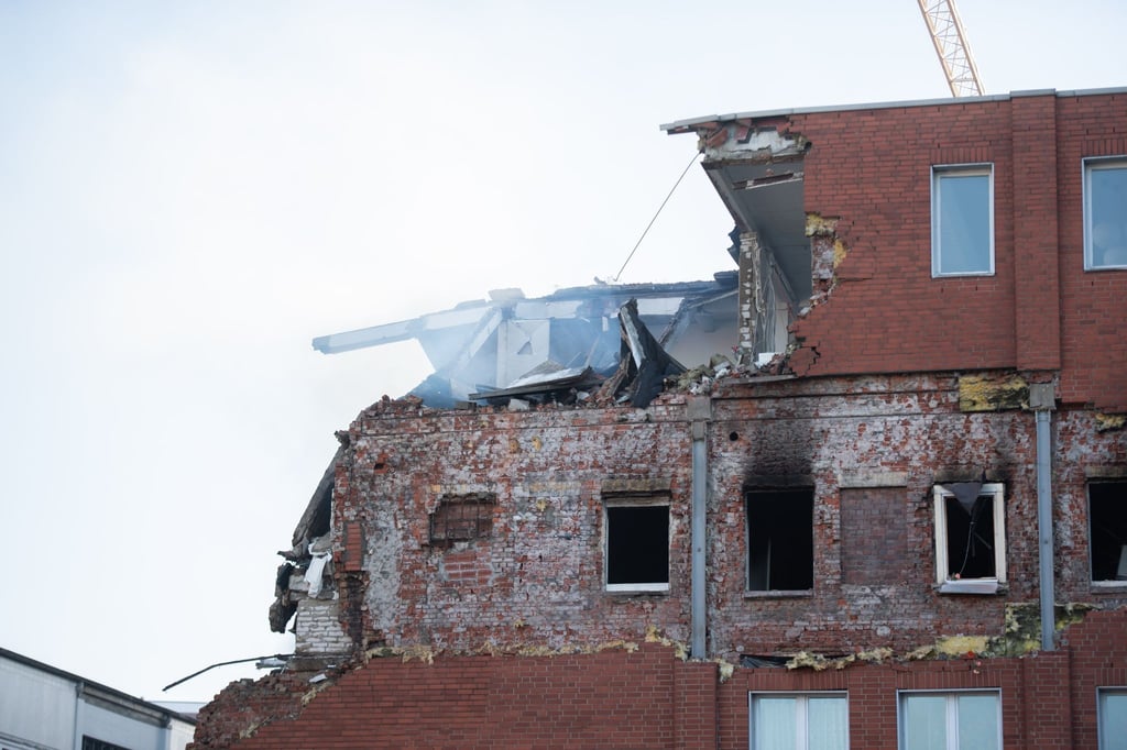 Ein Gebäude im Hamburger Stadtteil Barmbek ist nach einer Explosion stark beschädigt.
