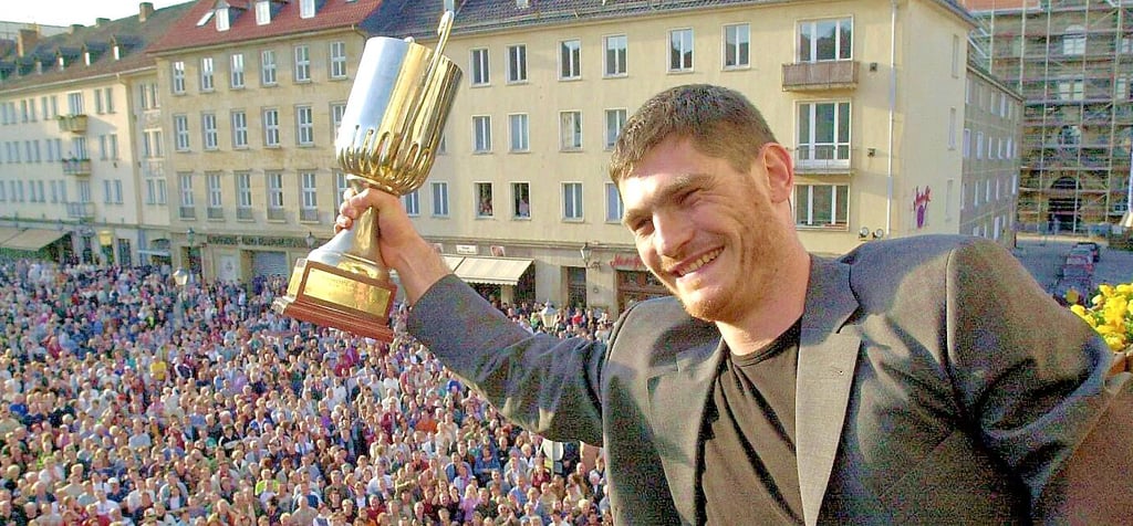 Vor 20 Jahren präsentierte Henning Fritz den Tausenden SCM-Fans vom Rathaus-Balkon den EHF-Pokal. Wenige Wochen später wurde hier auch die Meisterschaft gefeiert.