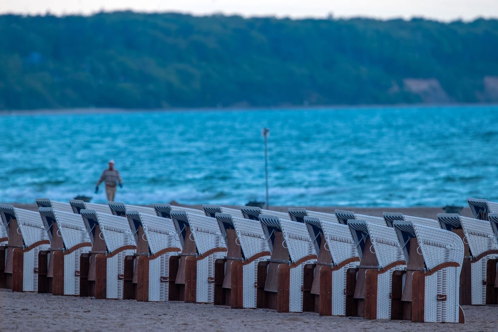 Leere Strandkörbe Ende Mai in Warnemünde.