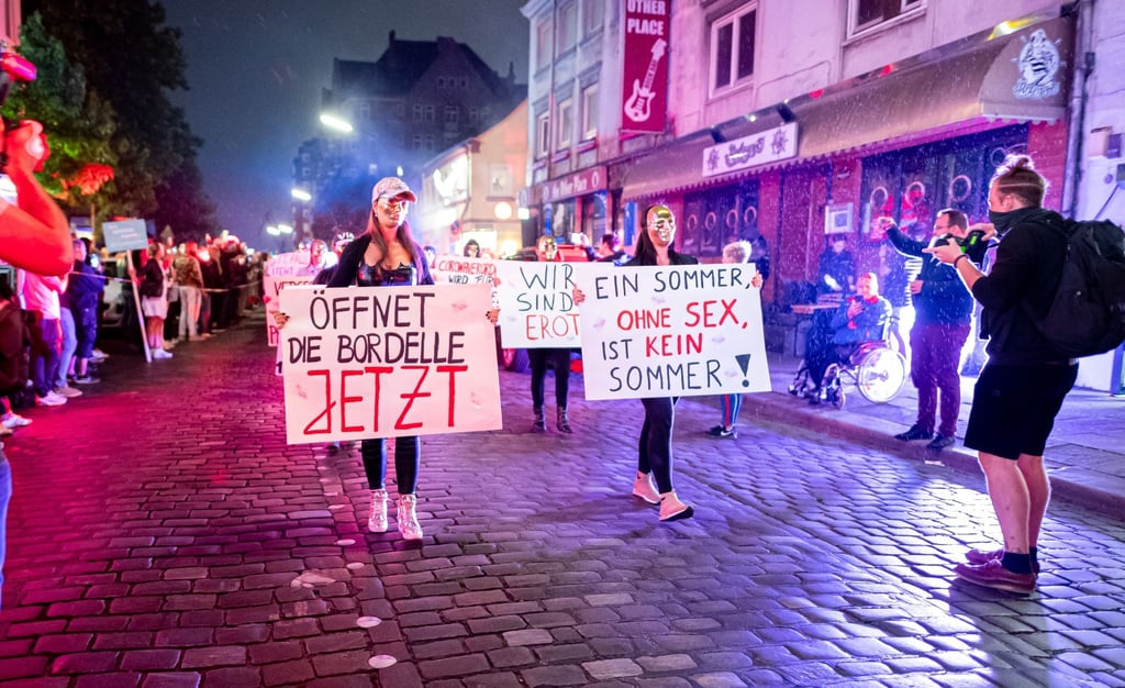 Sexarbeiterinnen demonstrieren auf dem Hamburger Kiez gegen ein coronabedingte Arbeitsverbot im Rotlichtsektor.