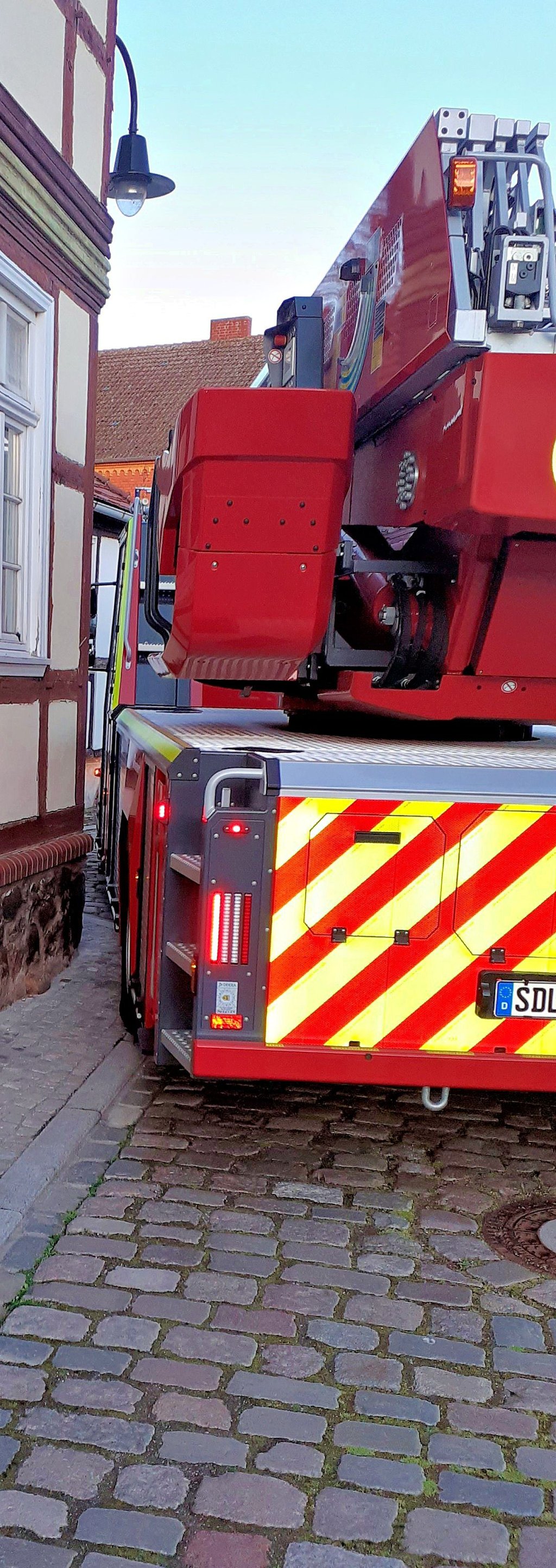 Scheinbar unpassierbar, doch für die Kameraden der Tangermünder Feuerwehr keine Hürde: der Weg zum Pfarrhof.