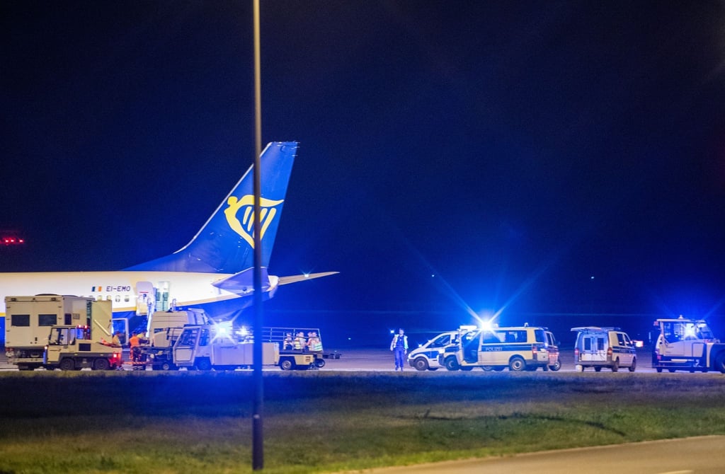 Die Polizei überprüft nach einer außerplanmäßigen Landung ein Flugzeug am Berliner Hauptstadtflughafen BER.