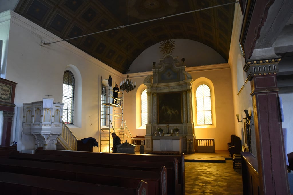 Altarraum der Rosenburger Kirche. Links die neuen, transparenten Fenster, hinter dem Altar das Gelbglas aus DDR-Zeiten.