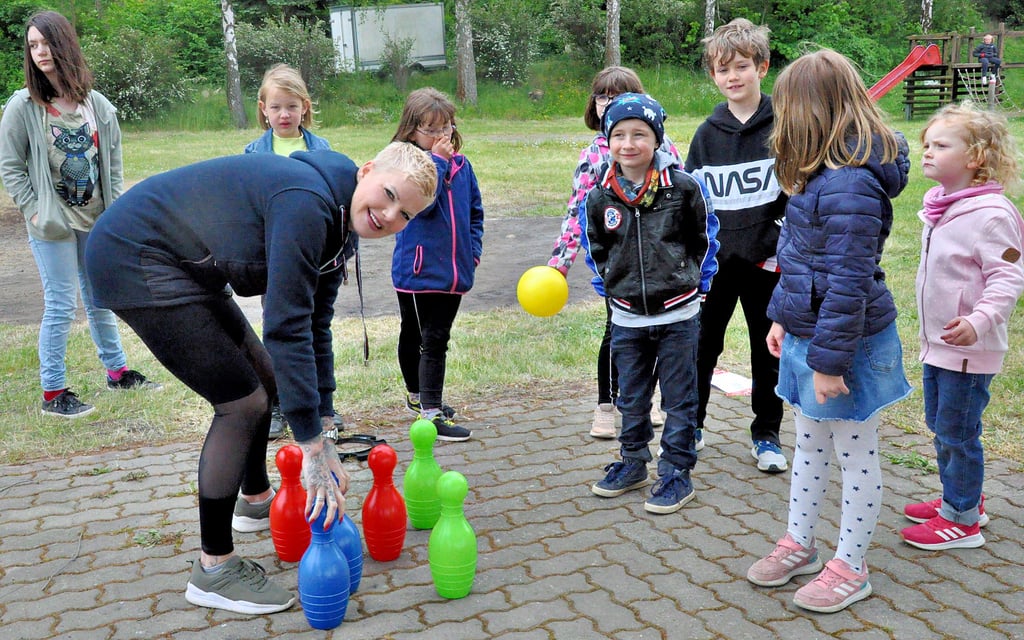 Die ehemalige Dschungelkönigin und Schlagersängerin Melanie Müller, die selbst zweifache Mutter ist, hatte viel Spaß beim Spielen mit den Mädchen und Jungen, die zum Kinderfest an den See gekommen waren.