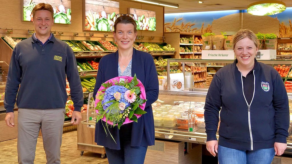 Alexander Laßbeck und Sandra Pospieszynsky überreichten Carola Strödecke den Blumenstrauß der Woche, den wie immer die Blumenboutique Meinhardt gesponsert hat.