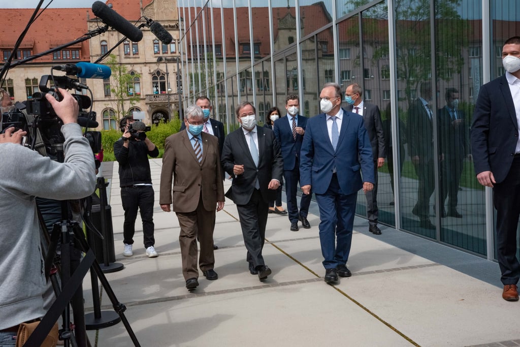 CDU-Kanzelerkandidat Armin Laschet (Mitte) war zu Besuch am Bauhausmuseum in Dessau. Begleitet wurde er dabei von Oberbürgermeister Peter Kuras und CDU-Ministerpräsident Reiner Haseloff.