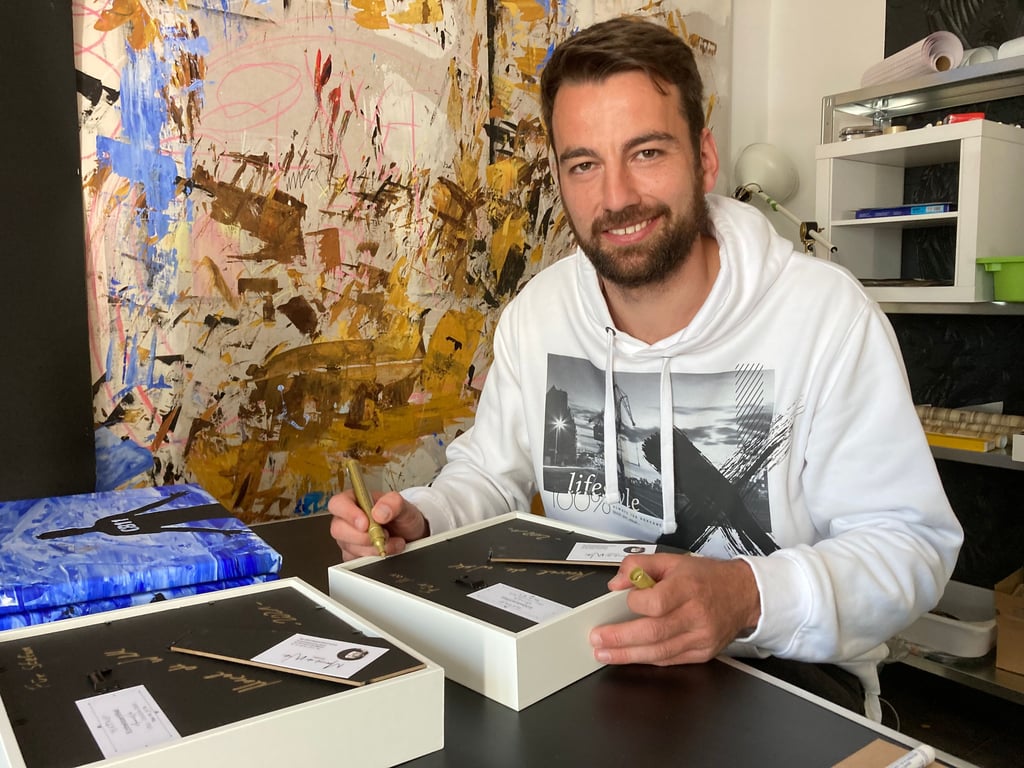 Christian Beck vom 1. FC Magdeburg hat die Bilder signiert.